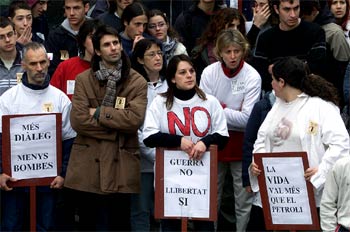 Los estudiantes se manifiestan contra la guerra.