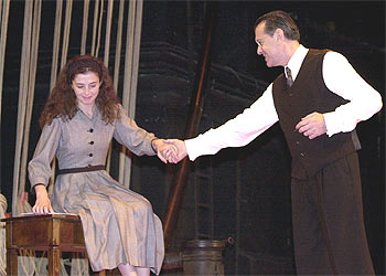 Mercé Pons y Josep Maria Flotats, en una escena de  París 1940. 