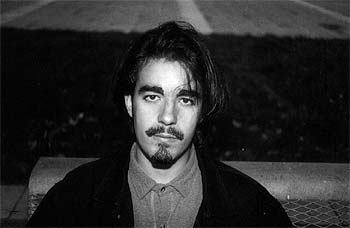 Josan Hatero es autor de obras como 'Biografía de la huida' y 'El pájaro bajo la lengua'.