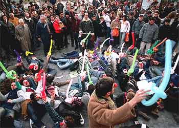Actores y payasos hicieron un simulacro de bombardeo ayer en la Puerta del Sol (Madrid).