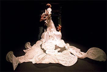 Ochenta diseños de Manuel Piña recuperan la noche y la moda que nació con la movida