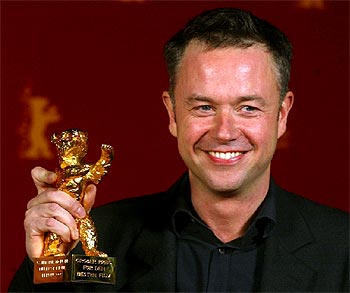 El director británico Michael Winterbottom, ganador del Oso de Oro del 53º Festival de Berlín por  In this wolrd. 