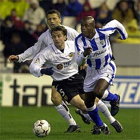 Dely Valdés se escapa del marcaje de Carboni y Djukic.