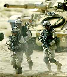 Las pérdidas por la invasión de Kuwait terminaron en fuertes ganancias tras los primeros ataques.rnrnEn estos tres gráficos se aprecia la evolución de las bolsas, la deuda pública y el petróleo antes, durante y al finalizar la guerra del golfo Pérsico que se desarrolló en 1991 después de la invasión kuwaití en agosto de 1990. El comportamiento de los mercados favoreció a los inversores que hubieran tomado posiciones en los momentos de tensión bélica previa al enfrentamiento como el que vivimos. Unos referentes en los que se basan los analistas para prever el comportamiento de los mercados en la crisis actual.