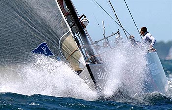 El  Alinghi,  durante la  regata del sábado.