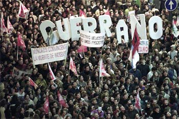 Imagen de la manifestación del pasado sábado en Madrid en contra de un ataque bélico a Irak.