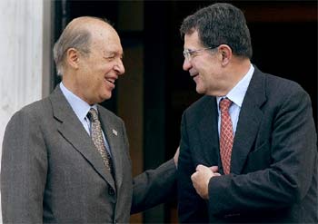El presidente de la Comisión, Romano Prodi (derecha), y el primer ministro griego, Costas Simitis, en Atenas en enero.