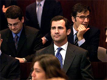 El príncipe Felipe, durante su visita al Iese de Barcelona.