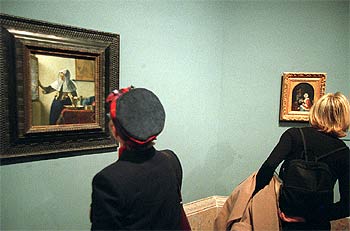 Una vista de la exposición, con  Mujer con aguamanil,  de Vermeer (Metropolitan), izquierda, y  Pareja con un perro,  de Frans van Mieris (Mauritshuis).