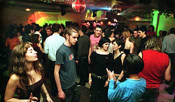 Jóvenes en una discoteca de Valencia.