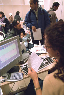 Una de las demandantes aprovecha la espera para amamantar a su hijo.