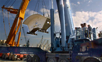 La primera tuneladora de la línea 9 llega por mar a Barcelona