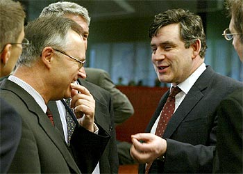 El ministro alemán de Finanzas, Hans Eichel (a la izquierda), conversa con su homólogo británico,Gordon Brown.