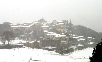 El pueblo mallorquín de Orient, ayer con una gruesa capa de nieve.