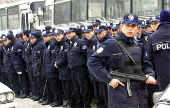 Policías turcos forman un cordón de seguridad en las cercanías del Parlamento en Ankara, frente al que se celebró ayer una manifestación contra la guerra.