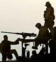 Varios soldados estadounidenses descansan sobre un blindado.