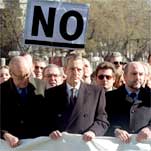 De izquierda a derecha: Leopoldo Calvo-Sotelo, Adolfo Suárez y Joaquín Almunia, al frente de la manifestación