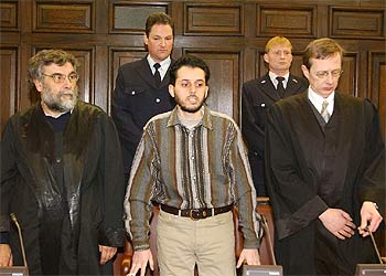 Mounir el Motassadek (en el centro) junto a sus dos abogados, ayer en el tribunal de Hamburgo.