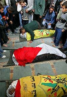 Funeral por tres de las víctimas mortales del ataque israelí en Gaza.
