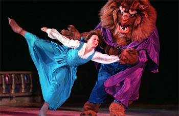 Una escena de la obra  La Bella y la Bestia sobre hielo , que se estrenó ayer en el Palacio de Vistalegre.