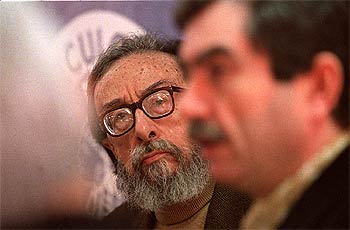 Juan Eduardo Zúñiga, ayer, en la presentación de  Capital de la gloria , junto a Antonio Muñoz Molina.