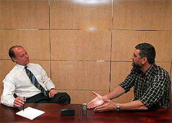 Corbalán, a la izquierda, e Iturriaga, durante la entrevista que concedieron ayer a EL PAÍS.