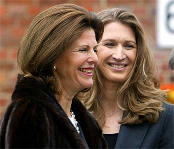 Silvia de Suecia y Steffi Graff ayudan a los niños