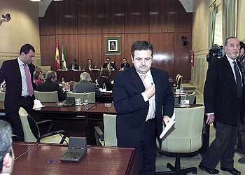 José Luis Sanz, Salvador Fuentes y Juan Ramón Casero, del PP, abandonaban ayer la comisión del Parlamento como protesta por el rechazo a su solicitud de comparecencia de la consejera de Economía.