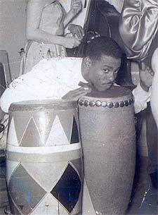 Armando Peraza, haciendo una exhibición de sus mañas como percusionista en 1951.
