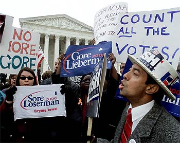 Seguidores de Bush y Al Gore esperan en Florida los resultados del recuento de votos en las elecciones 2000.