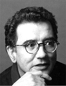 Darío Jaramillo también es autor del libro de poemas 'Cantar por cantar'.