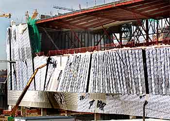 Fachada del lado marítimo del futuro centro de convenciones del Fòrum.