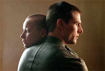 Tom Cruise y Samantha Morton, en una imagen del filme  Minority report , de Steven Spielberg.