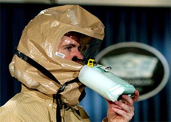 EL PENTÁGONO REPARTE MÁSCARAS ANTIGÁS A SUS EMPLEADOS.