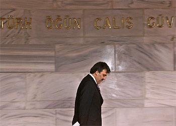 El primer ministro turco, Abdalá Gül, ayer, en la entrada de su oficina en Ankara.