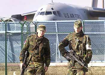 Soldados alemanes patrullan junto a una base de EE UU en Francfort.