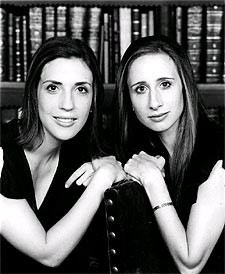 Emma McLaughlin y Nicola Kraus, autoras de  Los diarios de Nanny. 