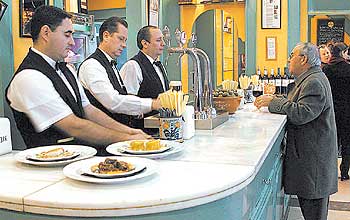 Yebra es un local que atrapa, con su increíble oferta de tapas y raciones, a los  gourmets  de Sevilla.