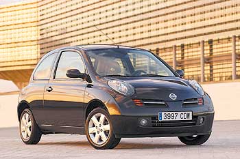 Las formas abombadas del New Beetle en pequeño. El Micra tiene una imagen simpática y original, en la que destaca la posición alta de los faros y una parrilla muy estrecha que integra los intermitentes.