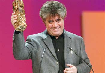 Pedro Almodóvar recoge ayer el galardón a la mejor película europea de los Premios César, por  Hable con ella. 