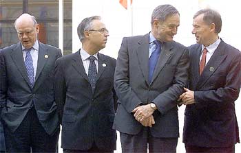 De izquierda a derecha, John Snow, Hans Eichel, Francis Mer y el director del FMI, Horst Köhler, ayer en París.