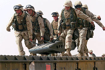  Marines  del 8º Batallón de Apoyo de Ingerniería trasladan una pieza de construcción en un campamento al norte de Kuwait.