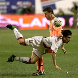 Peragón choca con Carboni.