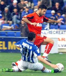 Viqueira se tira a los pies de Javi Moreno.