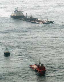 Dos remolcadores alejan al petrolero el 14 de noviembre de las proximidades de la costa de Muxía.