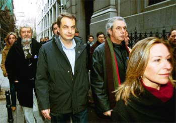 LA FILA DE LOS POLÍTICOS.