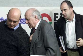 Xabier Arzalluz, con Emilio Olabarria (izquierda) y el portavoz del PNV, Joseba Egibar.