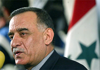 El interlocutor iraquí con los inspectores de la ONU, Mohamed Husan Amín, se dirige a la prensa ayer en Bagdad.