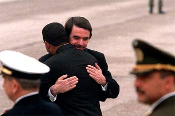 Aznar recibe al presidente de El Salvador.