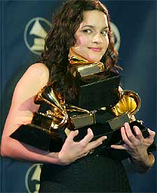Norah Jones con sus cinco  grammys,  en el Madison Square Garden.